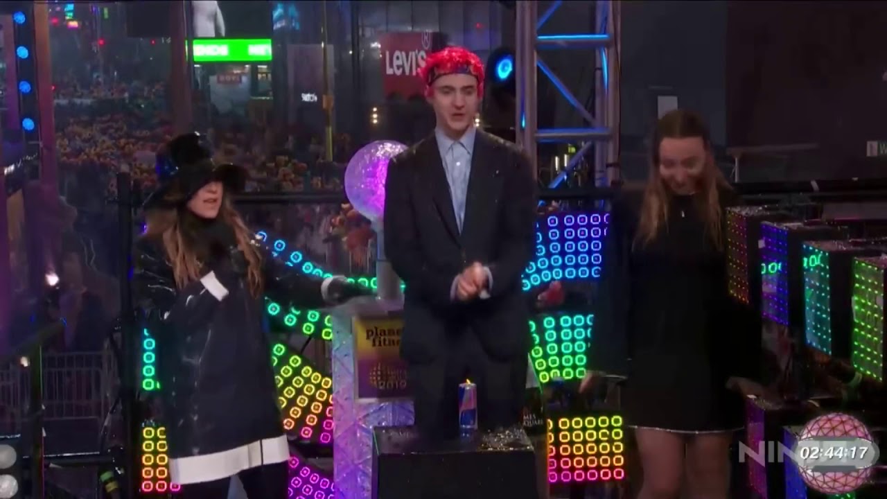 Ninja tries to get New Years Eve crowd to floss with him (CRINGE)
