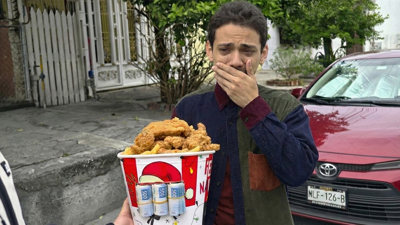 Le dí pollo lleno de billetes a joven honesto para salvar a su madre 😭 nos rompió el corazón