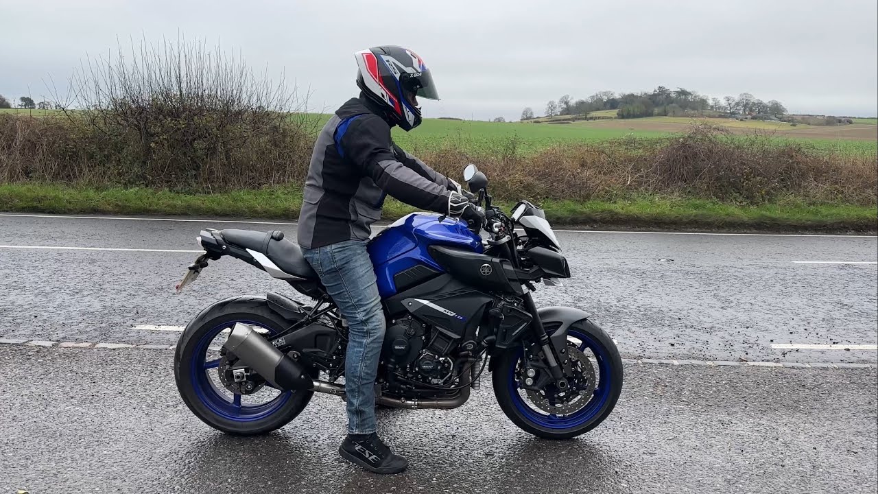 Crazy loud Yamaha Mt10 | Fast Flybys | wheelies | revs