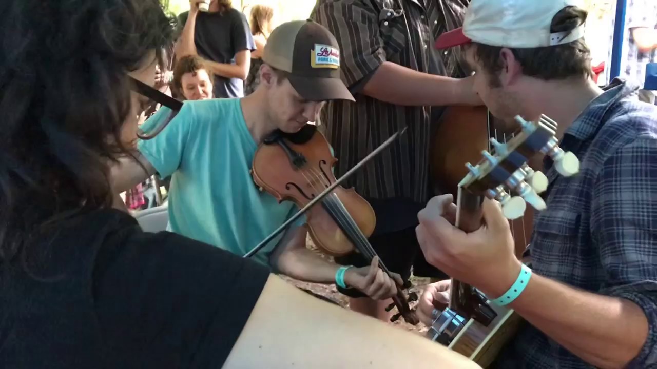 Steamboat around the Bend - Steam Machine stringband - Clifftop 2018