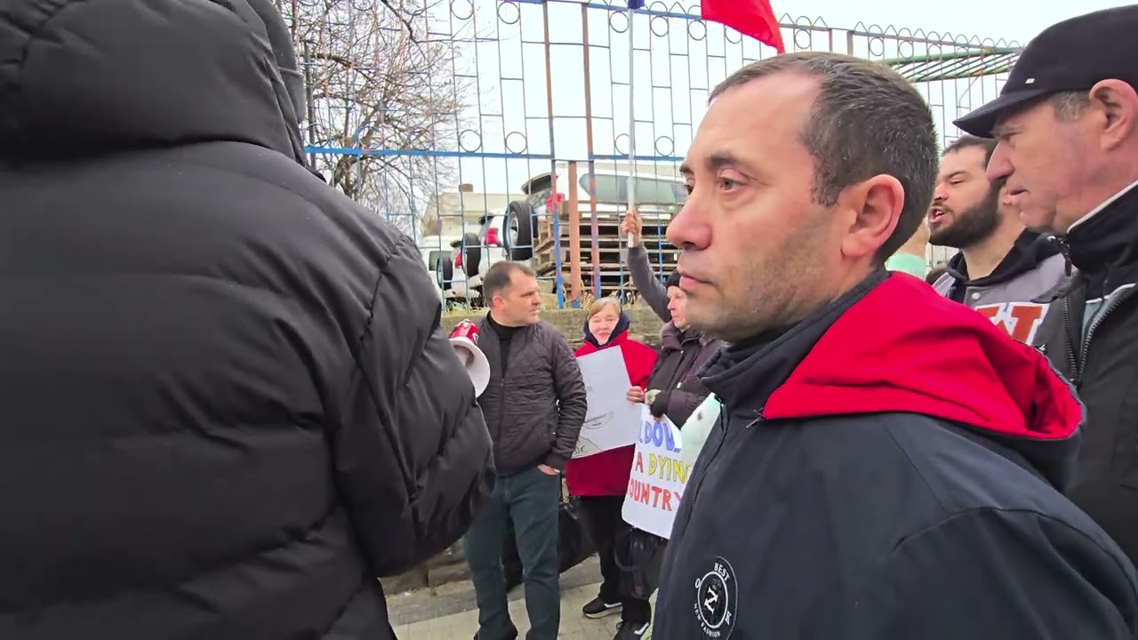 Протест возле Д Р, полиция. Активист С.Унгуряну.