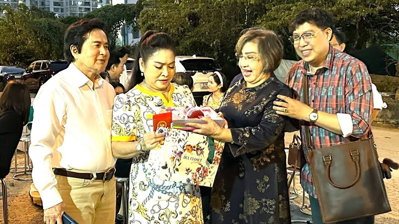 NSND LỆ THỦY TẶNG QUÀ LÌ XÌ MỪNG SINH NHẬT NSƯT PHƯỢNG HẰNG QUÁ XINH TƯƠI DỂ THƯƠNG 