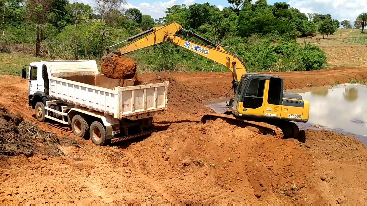 089- Erguendo aterro de represa! espalhando com patrola