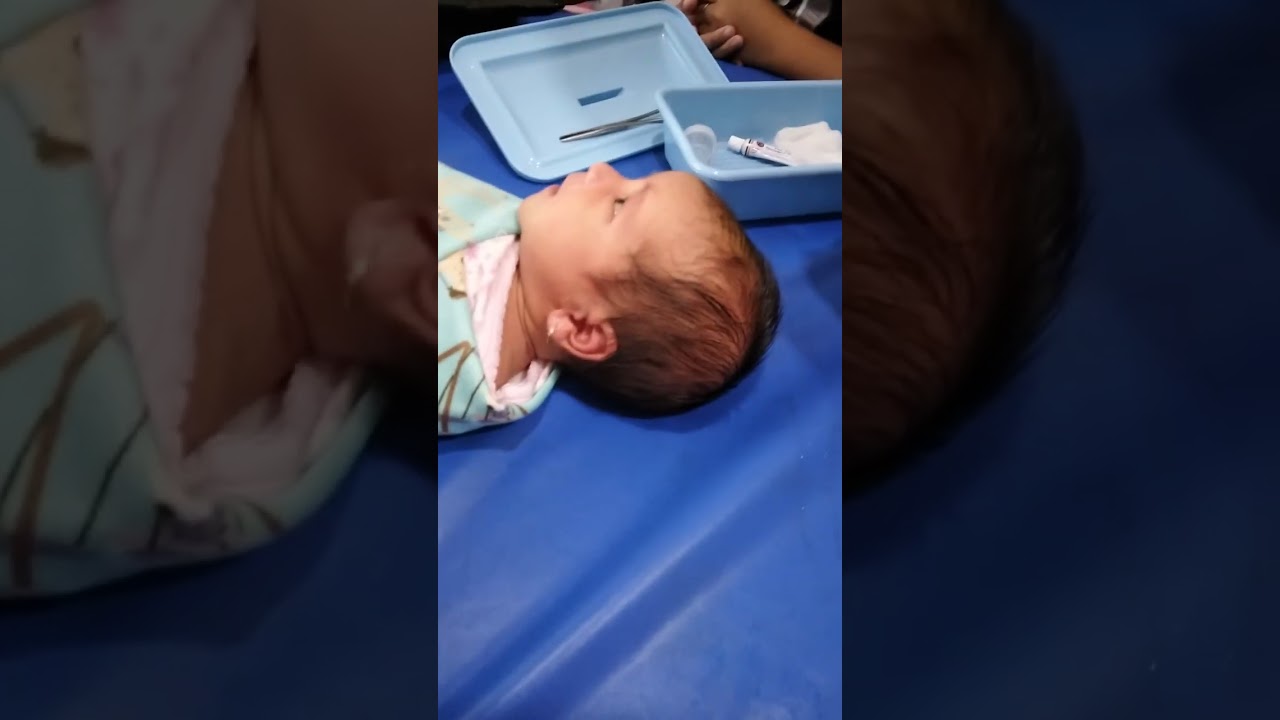 Masyaallah,Anak mamak pasang anting umur 6 hari😁🥰😍😘
