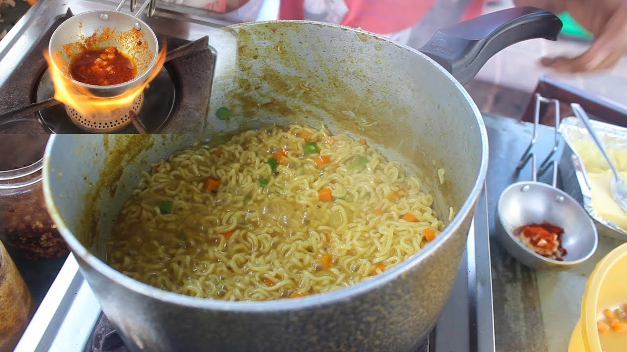 SPECIAL BUTTER TADKA MAGGI NOODLES & MASKA BUN | CHEESY MASALA MAGGI | Indian Street Food