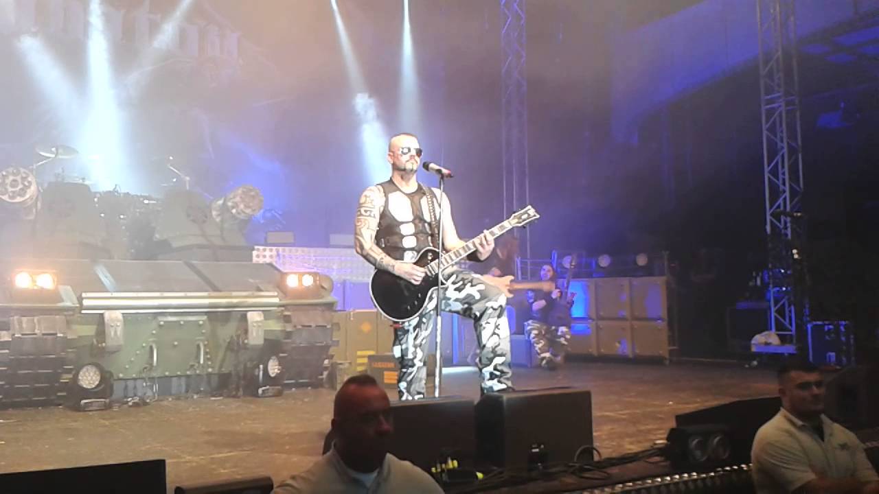 Sabaton's Joakim Broden shows his guitar skills - 08.01.14 Oberhausen