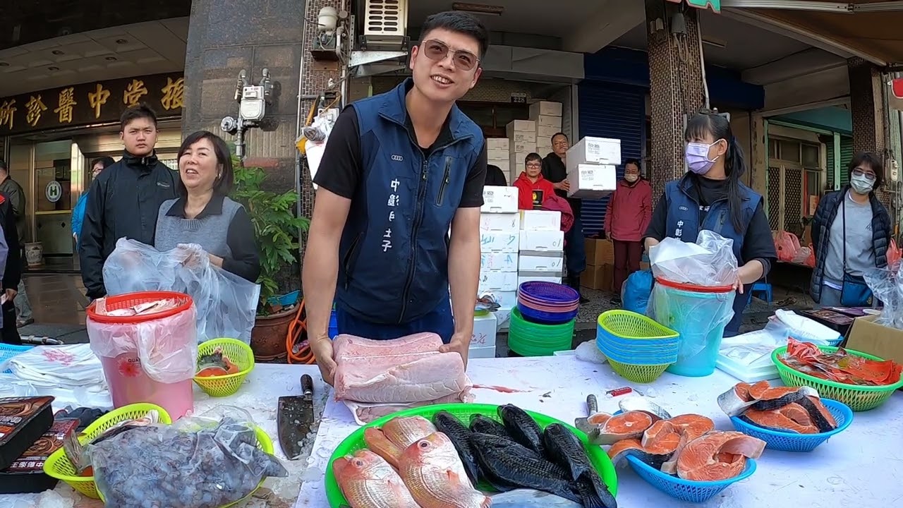帥兒子又搞鮭魚瀑布 太壯觀了啦 #中彰海王子 #烏日火車站 #海鮮叫賣 #海鮮拍賣