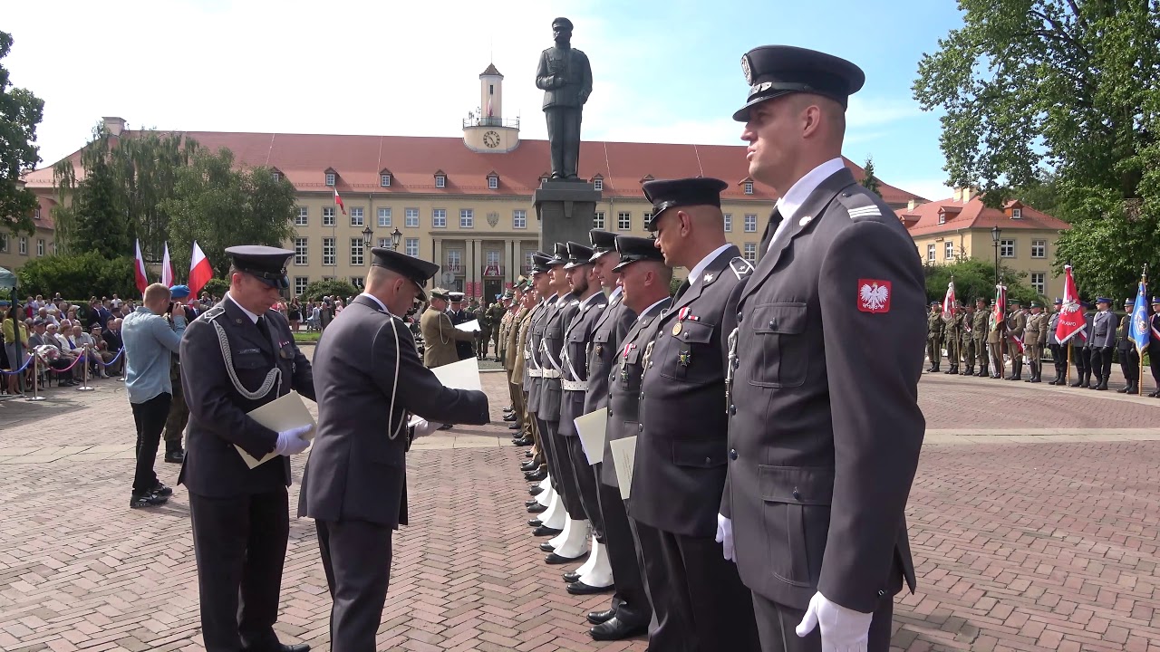 Uroczysty apel na Placu Zwycięstwa w Koszalinie, z okazji Święta Wojska Polskiego