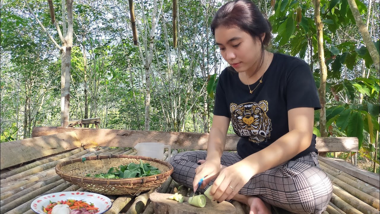 Gadis Dayak || Aktivitas sehari-hari Gadis Desa di Pondok Hutan