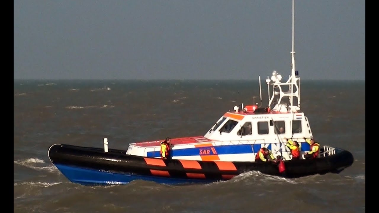 2 surfers worden gered noorderhavenhoofd scheveningen 19-2-2015