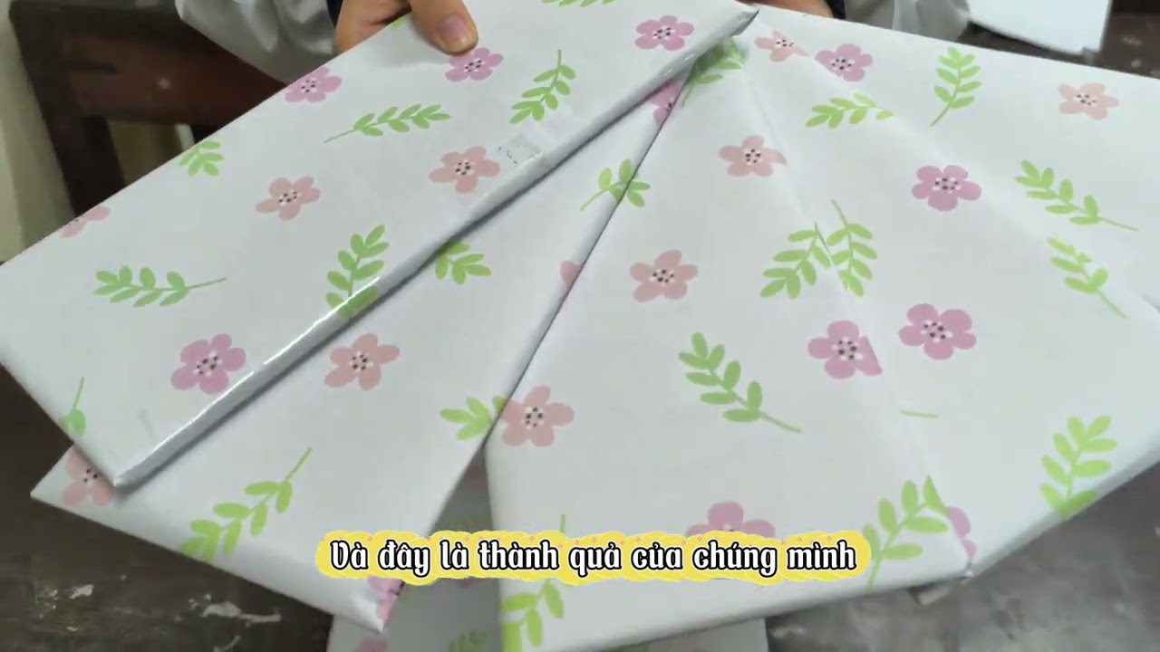 Cùng lớp 10A8 tái chế bìa carton thành kệ để bàn tiện ích.