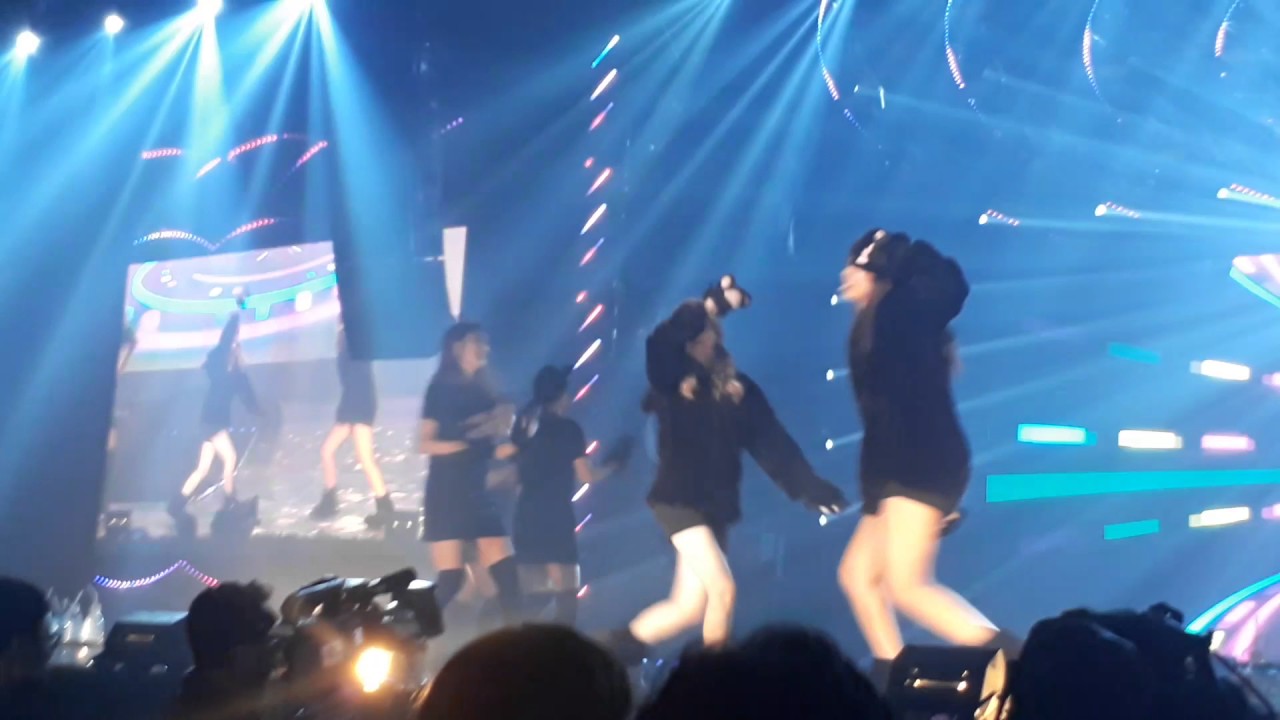 [Fancam] 170408 #TWICELANDinBANGKOK Dahyun & Tzuyu TWICE :Black Cat (TURBO)