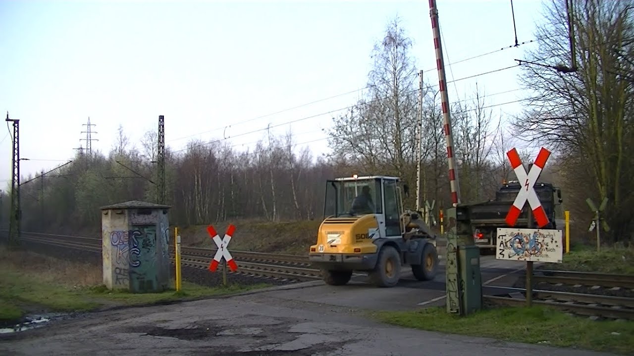 Spoorwegovergang Oberhausen (D) // Railroad crossing // Bahnübergang