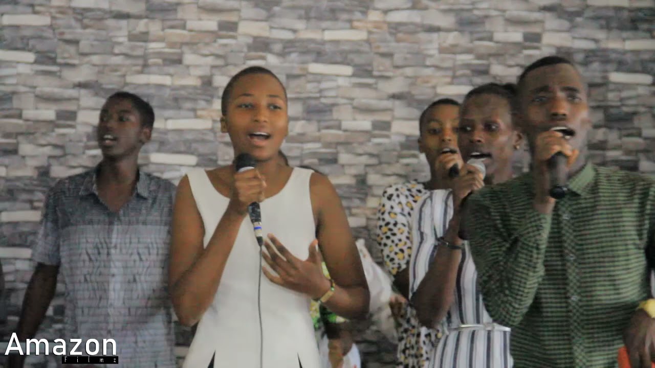 mbega amajwi meza y'abana bato Chérubin choir/corner stone
