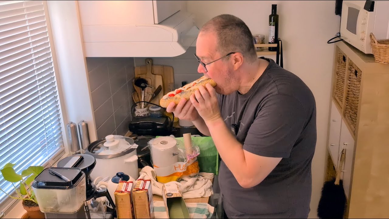 Jag äter en superbaguette efter att jag handlat mat