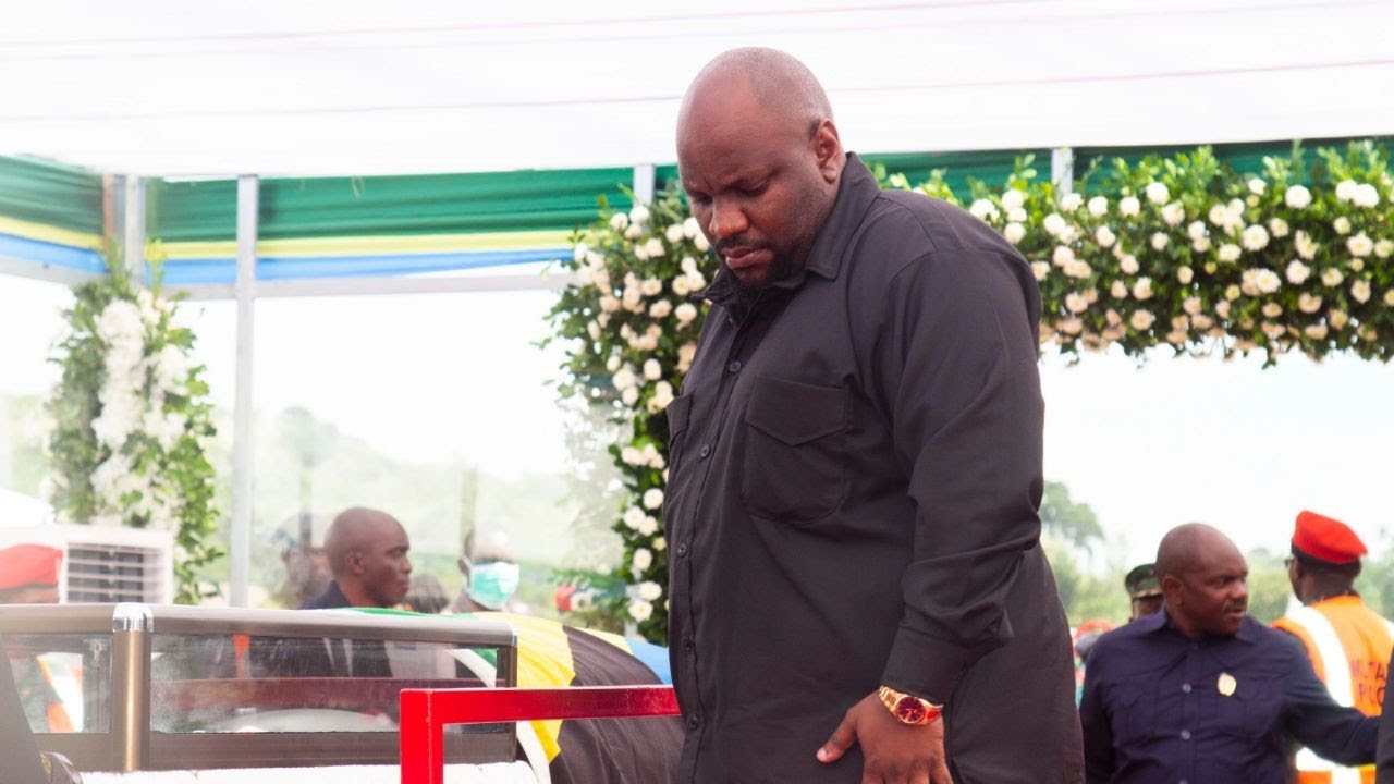 MTOTO WA HAYATI DR. MAGUFULI AKIUAGA MWILI WA BABA YAKE
