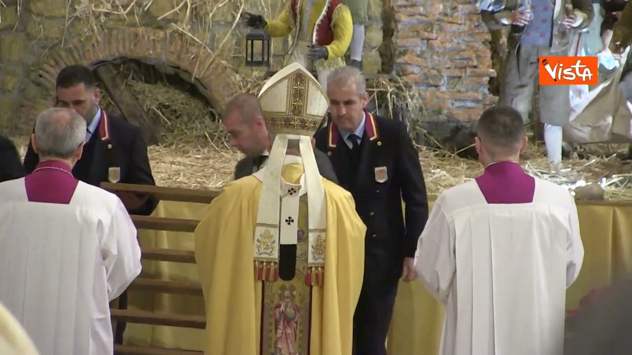 Natale 2025, Papa Leone XIV porta il Bambin Gesù al presepe al termine della Messa in San...