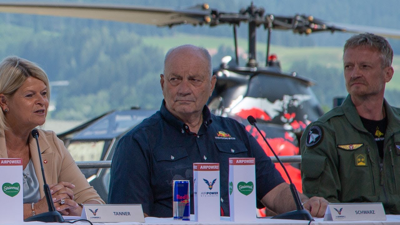Red Bull Chefpilot Siegfried Schwarz über Flying Bulls - AIRPOWER
