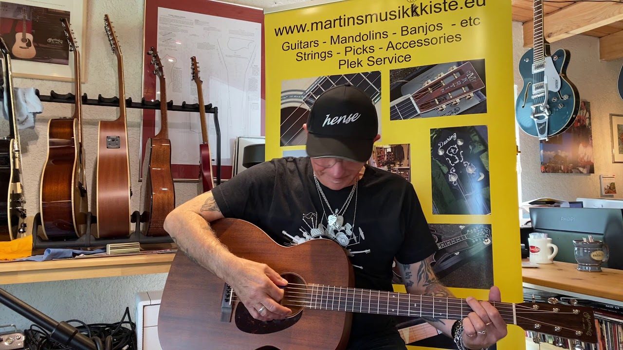Nigel Ray Beck plays the Martin 00015M at Martinsmusikkiste Martin Hense