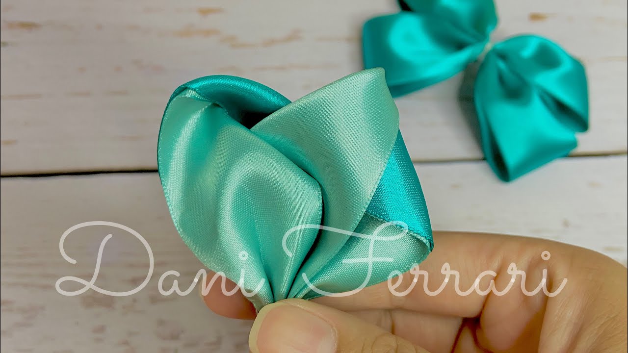 MODELO NOVO - COMO FAZER LAÇO DE FITA - PASSO A PASSO - RIBBON BOW - Dani Ferrari.