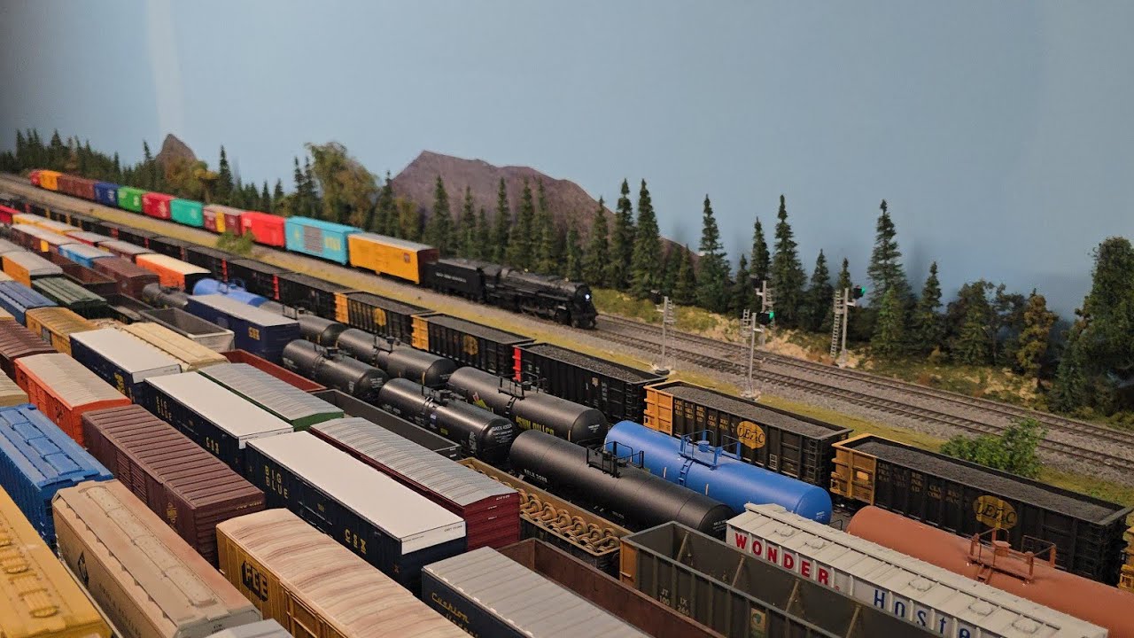 New York Central Railroad Hudson #5343 Hauling Tons Of Boxcars at Zane Trace Model Railroad 