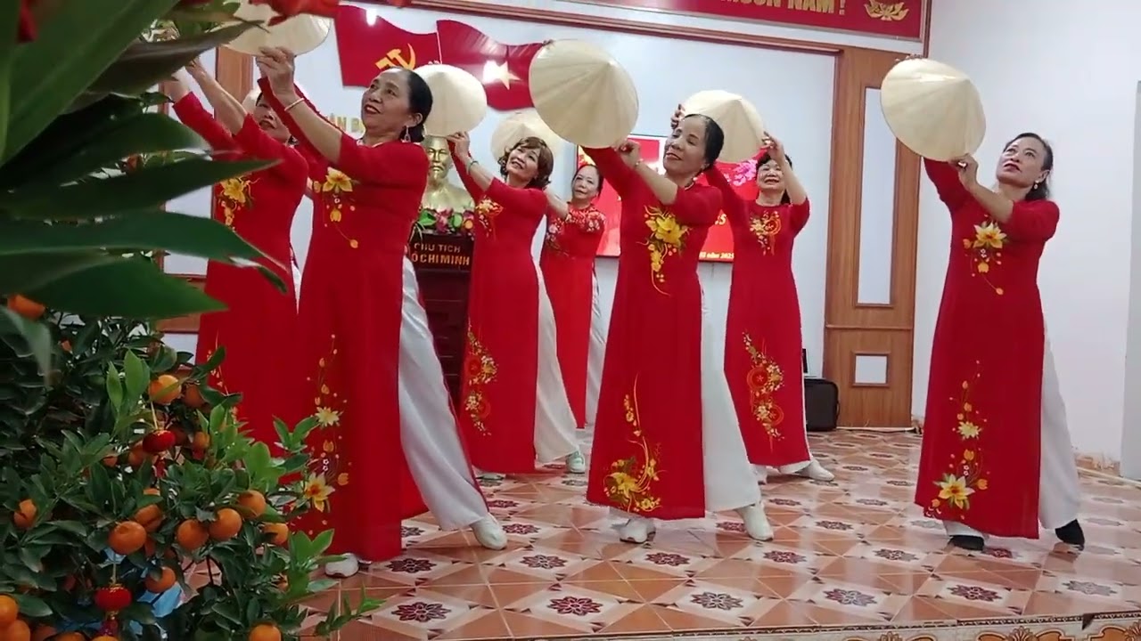 Múa chúc mừng các cụ tuổi cao thật vui vẻ