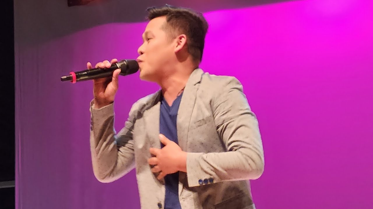 Marcelito Pomoy singing Flowers Live in Orlando, Florida Miley Cyrus 
