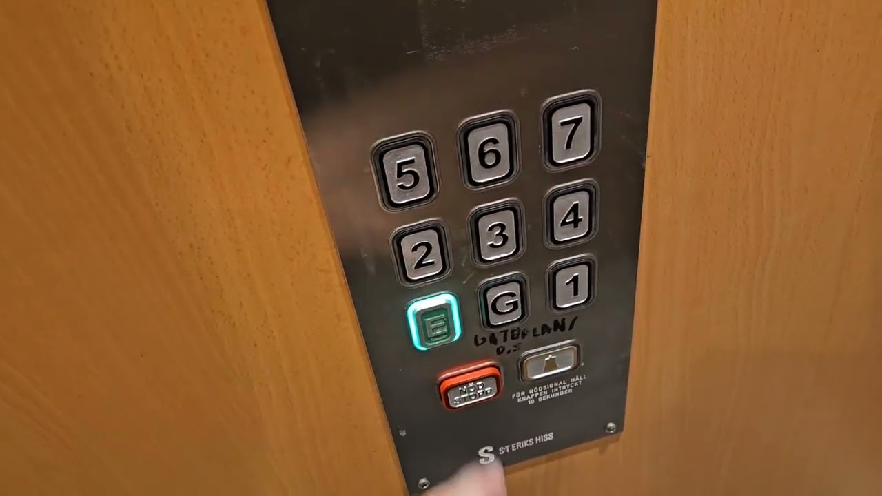 No inner doors!!! s:ᴛ ᴇʀɪᴋs ʜɪss Elevator @ Advokatbacken 14, Alby, Botkyrka, Sweden