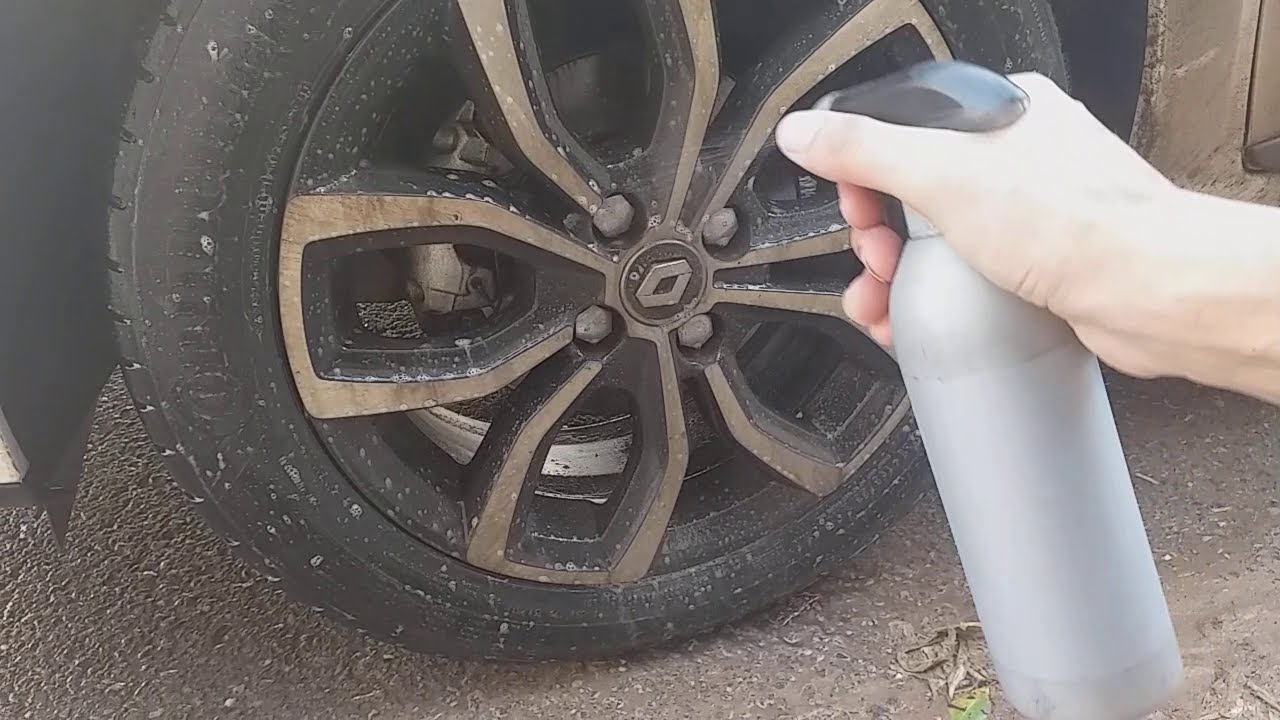 Nettoyer les jantes de la CLIO 4 avec produit special dégraissant