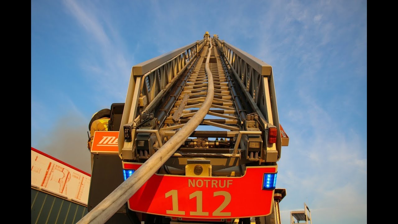 Großbrand in Berlin Lagerhalle von Autoverwertungsfirma in Flammen