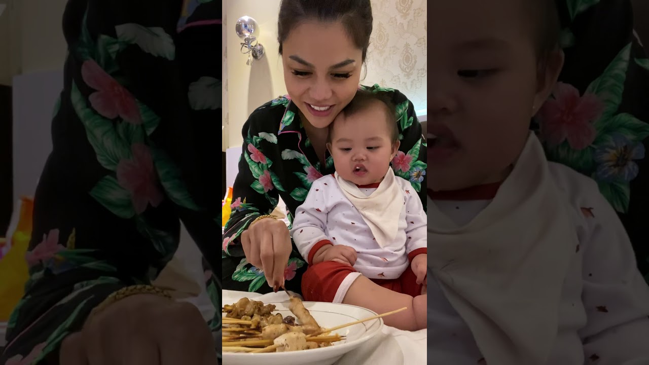 Makan sate ayam sama dede