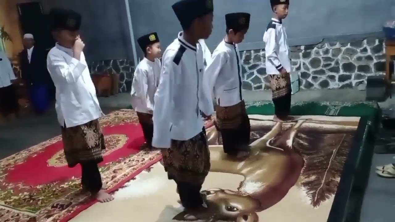 Zafin siswa MI AR RAUDHAH dalam rangka maulid nabi Muhammad,di masjid AN NURU TURIREJO