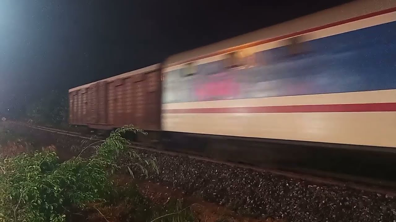 2 đoàn tàu khách qua siêu thị Go Nha Trang trong buổi tối thứ 7 (2/12/2023)