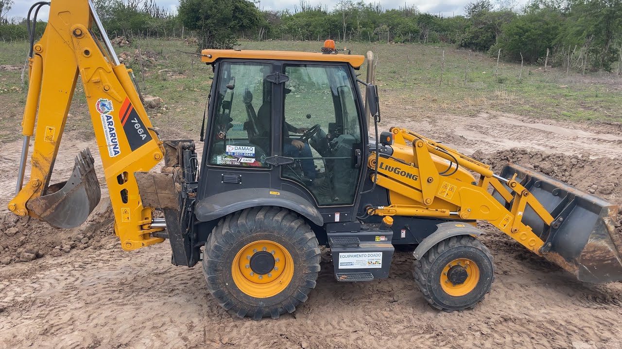 Retroescavadeira liugong abrindo mais um barreiro na fazenda nova