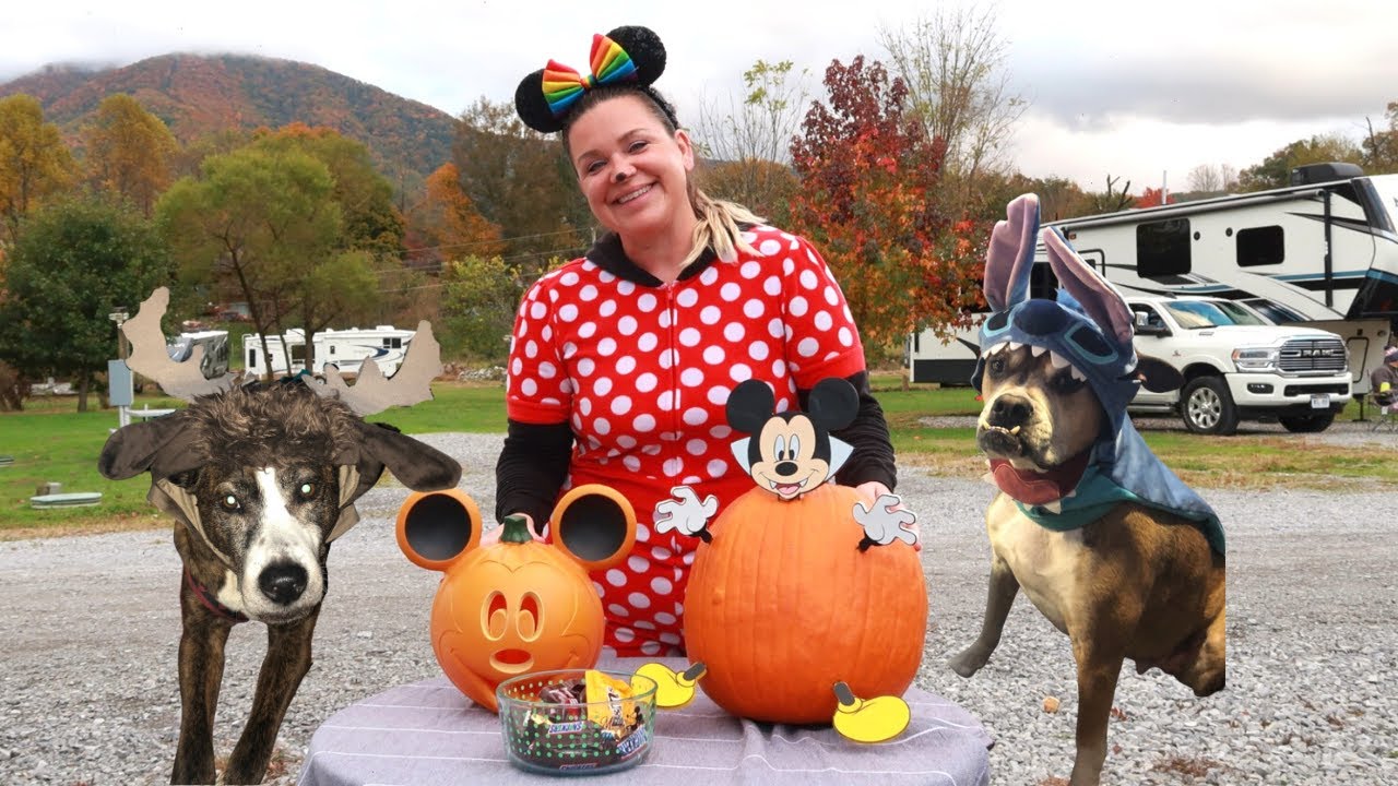HALLOWEEN  DISNEY NIGHT WITH HALLOWEEN TREATS AND FUN! WHAT HALLOWEEN IN RV PARK IS LIKE :)
