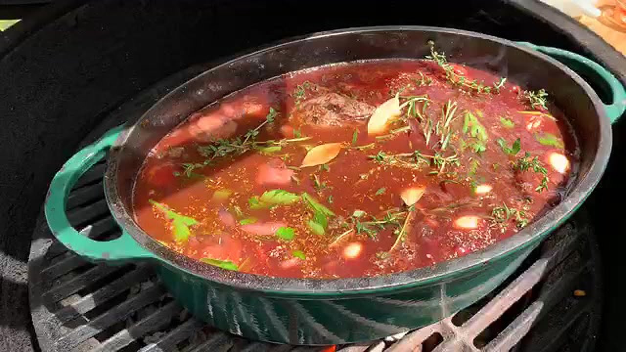 Тушеные в красном вине ребрышки на большом зеленом яйце
