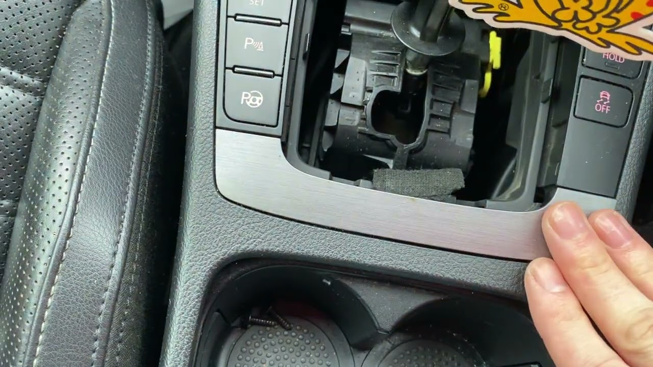 Снятие лотка прикуривателя Passat B7
