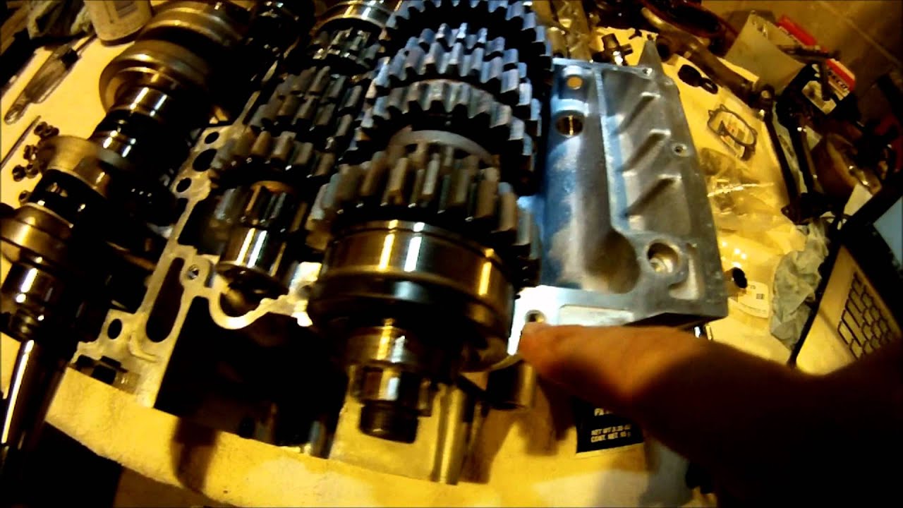 Видео по сборке нижней части двигателя Yamaha Banshee. Часть 1 из 5.