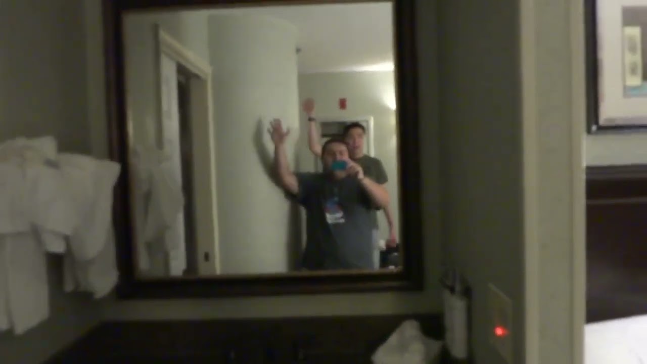 Brief room tour at the Holiday Inn Express in Buckhead, GA, USA - Room 209