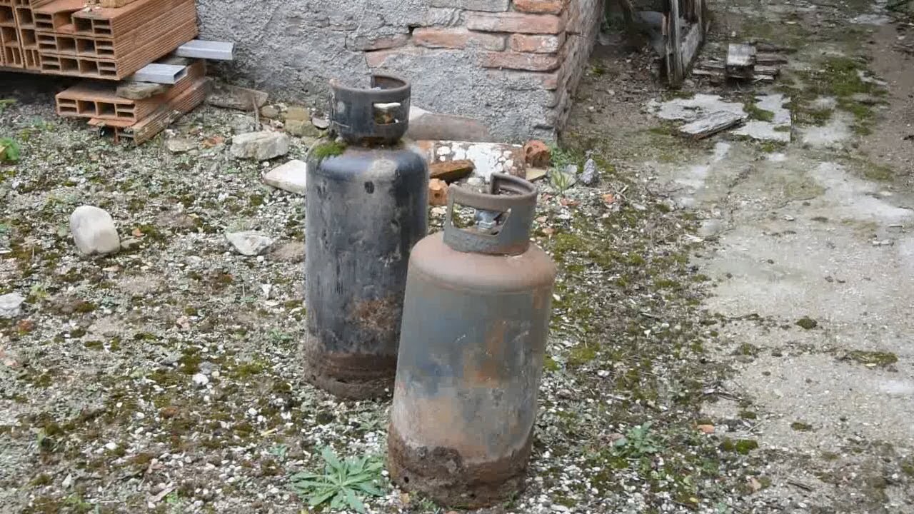 Con flessibile taglia una bombola del gas che scoppia, investito dalle fiamme
