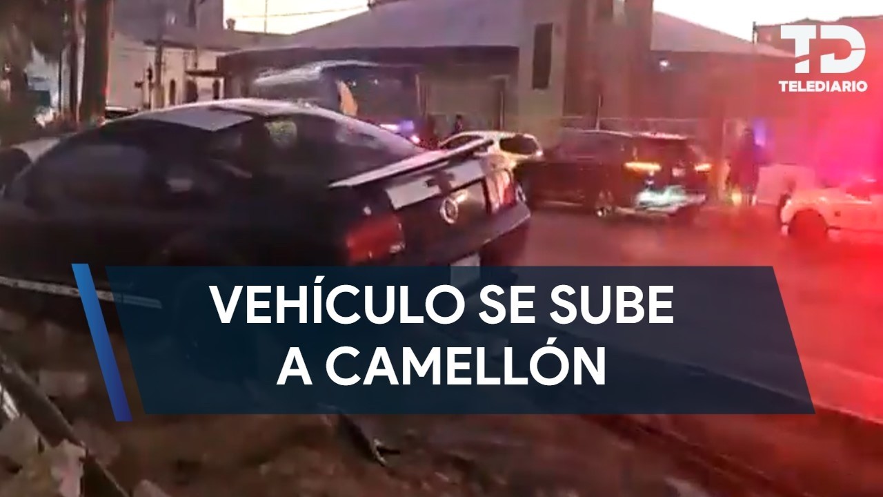 Vehículo pierde control y se sube a camellón en Calzada Zaragoza en Puebla