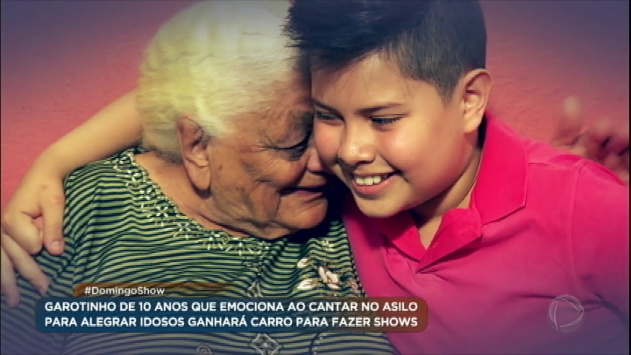 Conheça o garotinho de 10 anos que canta em asilo para alegrar idosos