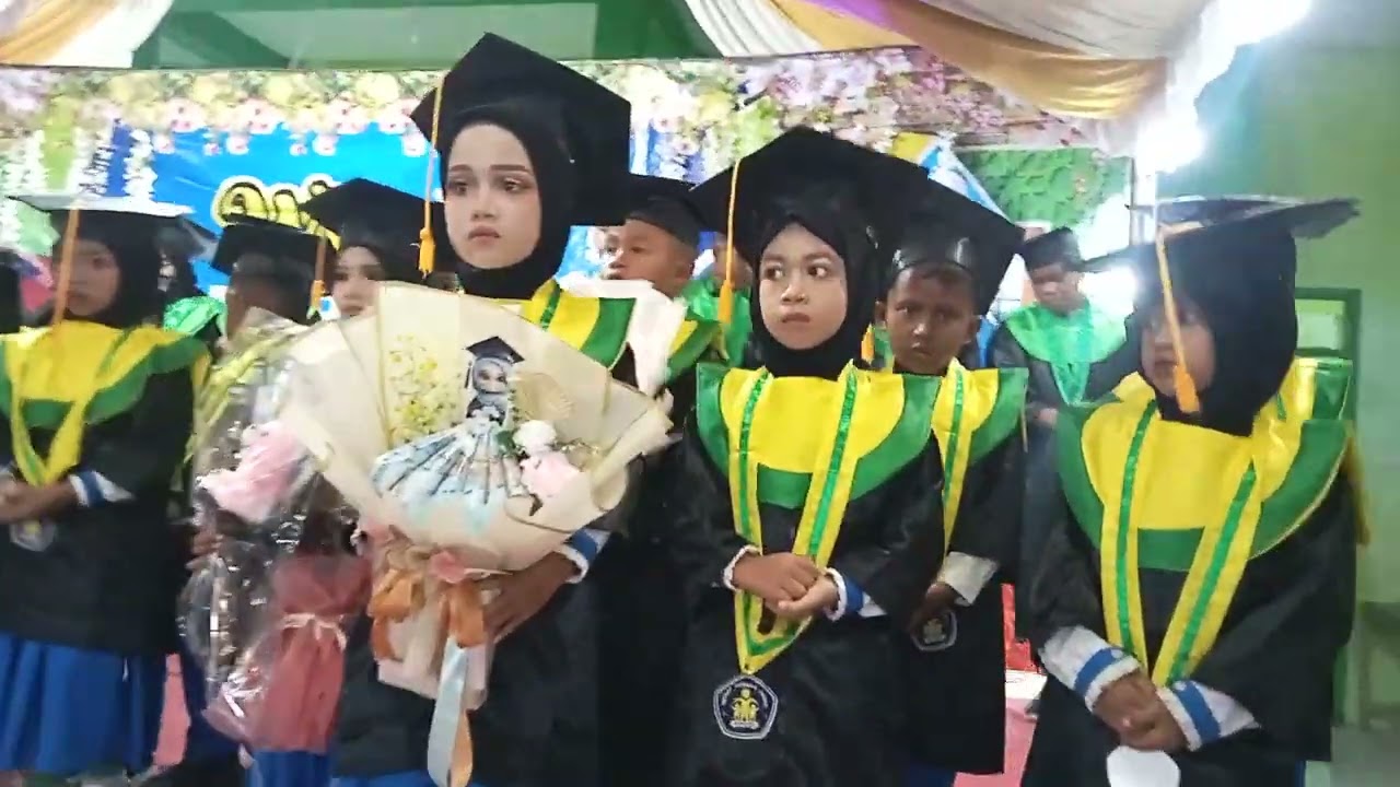 37 Wisudawan Wisudawati. Yayasan As Syafiyah Gro'om Proppo Pamekasan