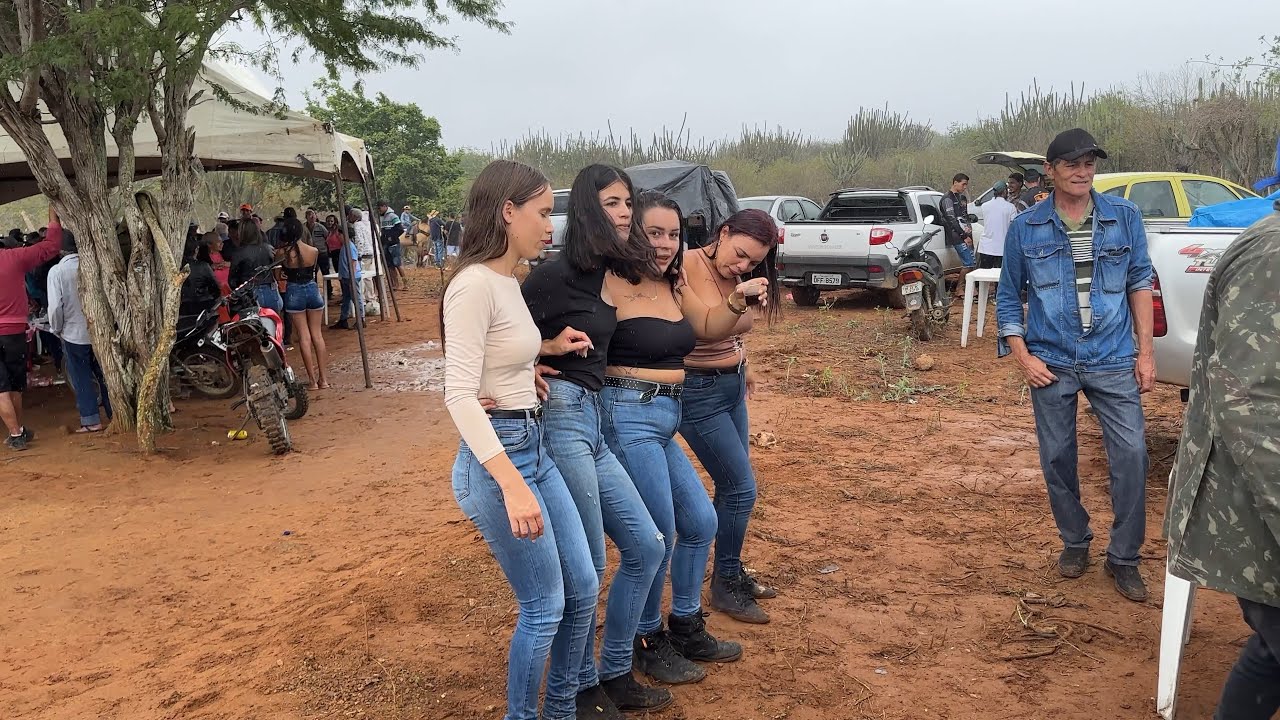 Veja como foi o forró na chuva e na lama na primeira pegada de boi na boa vista
