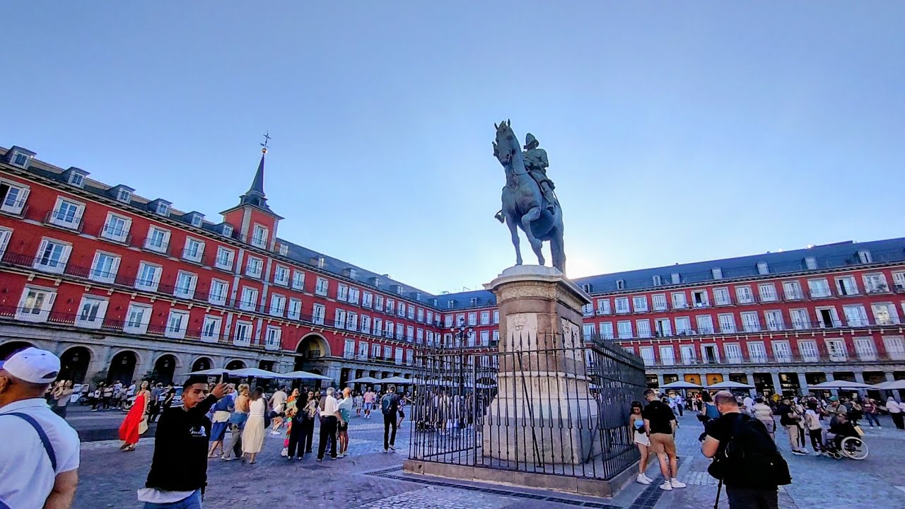La tarde más normal de Madrid - Kebab, Plaza Mayor, Manifestación 🇵🇸 y un gallo | Vlog 5