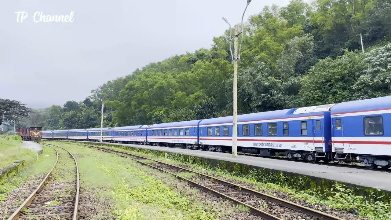 TÀU HỎA VIỆT NAM | Các đoàn tàu khách qua đèo Hải Vân giáp Tết Nhâm Dần 2022 | D19E - 946 kéo SE4