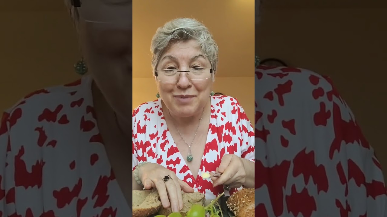 صبحانه امروز با شما ☘🌸 سالاد خوشمزه و بروتشن تازه 🥯