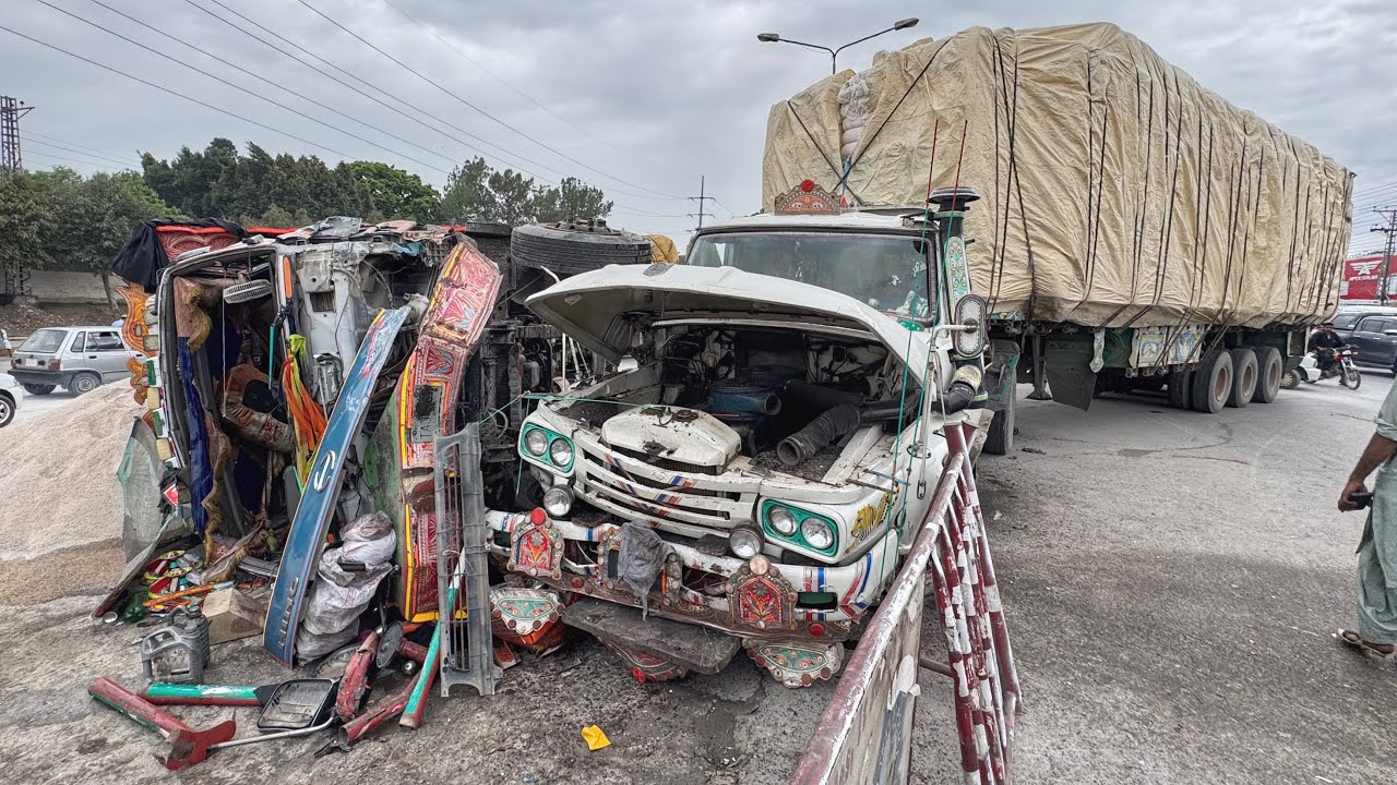 Truck and 22-wheeler trailer collide, 2 people die / truck repair