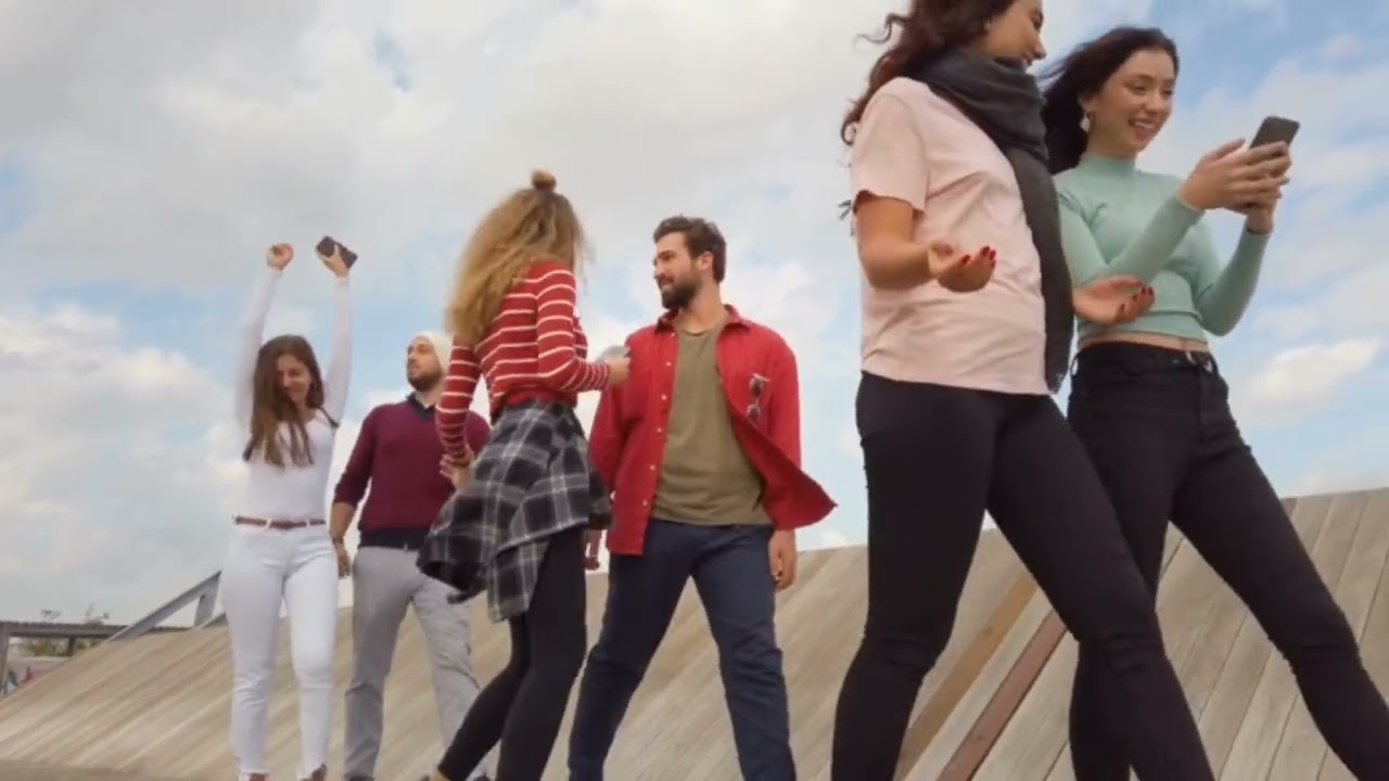 Fiatals&aacute;g &eacute;s bolonds&aacute;g...(Official Music Video)