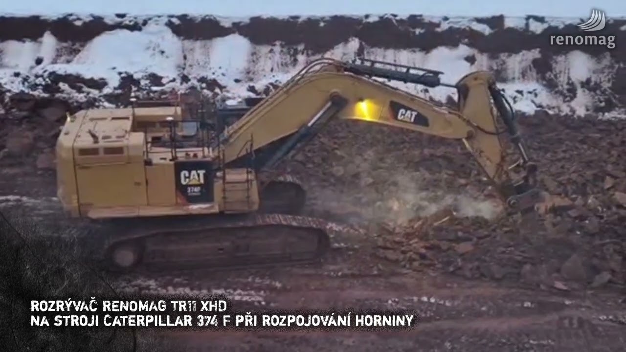 Rozrývač RENOMAG TR11 XHD nasazený na stroji Caterpillar 374 F při rozpojování horniny